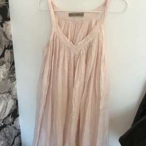 Klänning - Ljusrosa klänning som använts fåtal gånger, fint skick! Perfekt till sommaren då den är ganska tunn. 