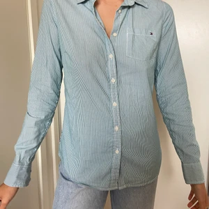 Randig skjorta, Tommy Hilfiger. Ny. XS - Aldrig använd. Grönvit randig skjorta från Tommy Hilfiger. Strl XS.