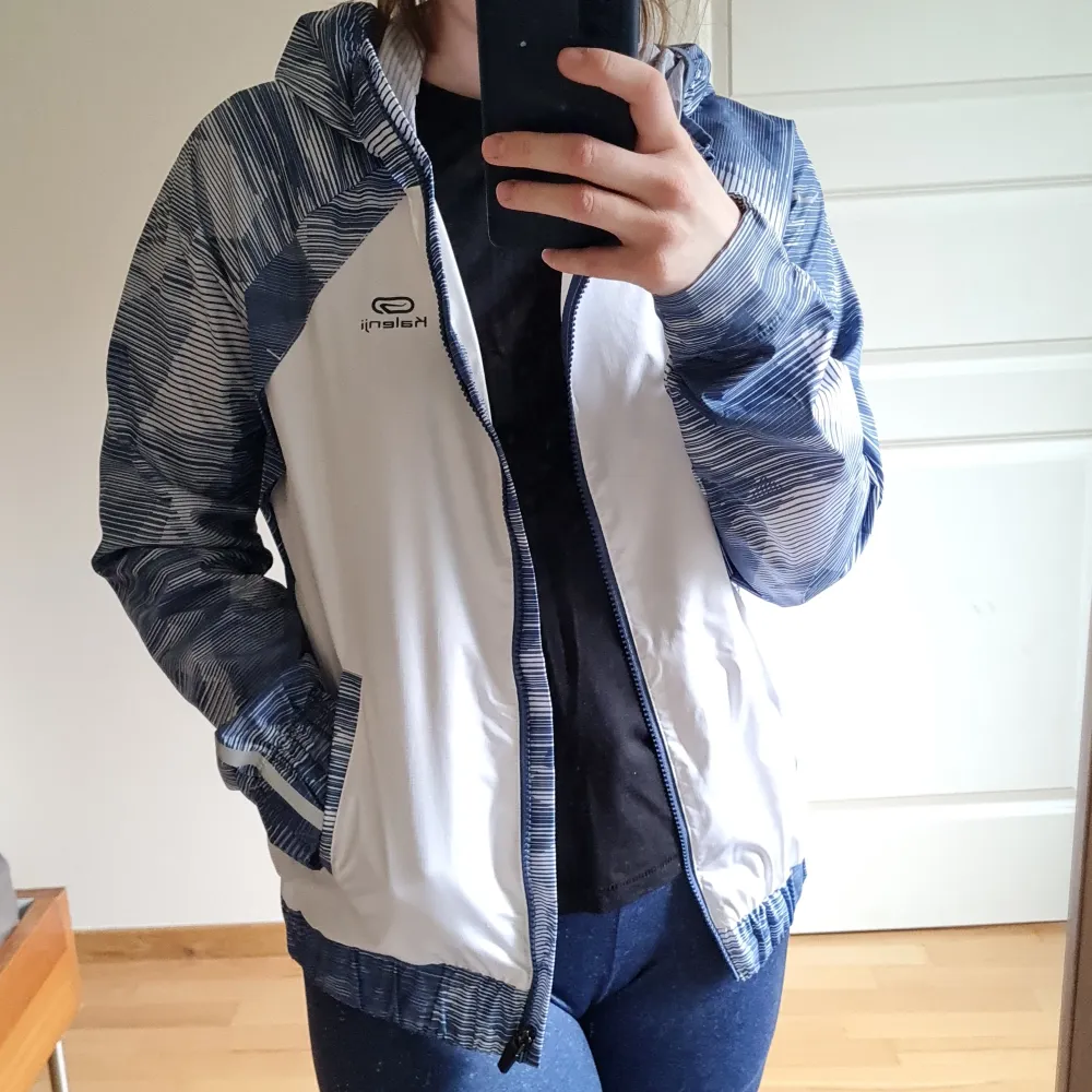 Sports jacket with two practical pockets and a hoodie. Almost never used, looks like new 😊 It has light-reflecting elements on the sleeves to make you more visible and safer 😊. Jackor.