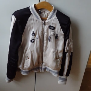 Jacka str 40-44 - Jacka från HM. Storlek 44 men passar även 40. Ca 50 cm lång. Leverans ingår inte.