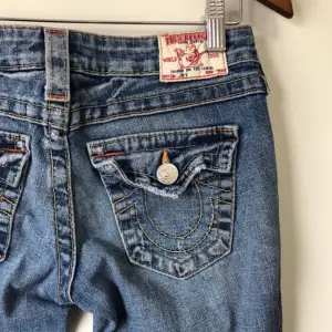 jättefina true religion jeans! köptes på depop men passade inte :( jättefint skick! skriv om du har frågor! BUDA