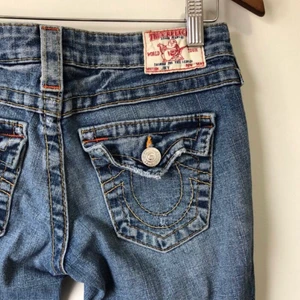 snygga trues❤️ - jättefina true religion jeans! köptes på depop men passade inte :( jättefint skick! skriv om du har frågor! BUDA