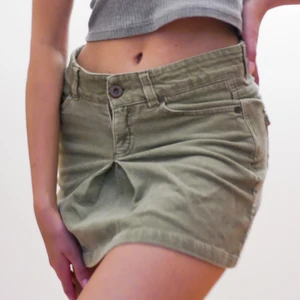 Grön miniskirt i Manchester  - Grön miniskirt från 2000’s, riktigt fin med croptop och baguette-väska!