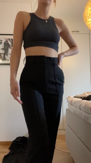 Högmidjade byxor IVYREVEL - Helt oanvända IVYREVEL byxor. Nypris 1100kr säljer nu för 200kr 