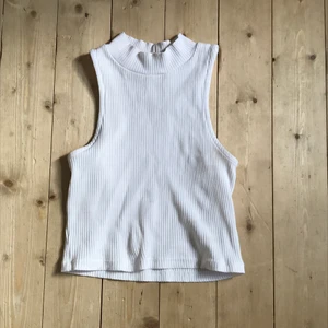 High Neck Rib Top - Säljer detta trendiga linnet då ja har fler i denna modellen. Vid fler intresserade blir det budgivning. Köpare står för frakten🤎🤎