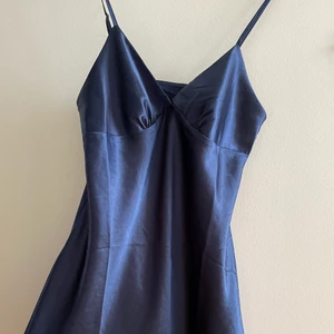 Nattlinne silke - Jättefint blått nattlinne i silkesliknande material nyligen köpt på Plick. Kan även användas som klänning! Det finns ingen lapp så vet tyvärr inte märket. Aldrig använt av mig då det tyvärr var lite för kort, jag är 173 cm. Självklart tvättat! Köparen står för frakt. Bara att skriva för frågor/fler bilder 💗