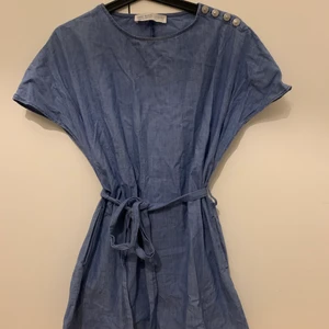 Jeans klänning - En av mina favoritklänningar som tyvärr blivit för liten. En blå jeans klänning från Zara som har ett skärp i midjan som antingen kan knytas fram eller bak, eller så kan man ta av det. 