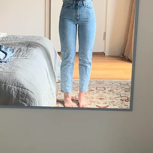 Mom jeans från weekday - Säljer dessa snygga jeans ifrån weekday som sitter superbra i rumpan, jeansen är i storlek 24/30 och säljs för 150kr+frakten💖💖