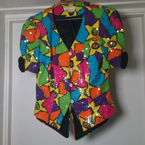 Paljett-topp - En färgglad och originell överdel fylld av paljetter! "Diamant"knappar och rosetter på ärmarna💐