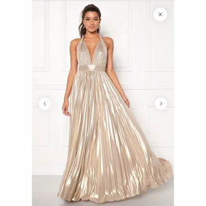 Balklänning/festklänning - Bal eller festklänning. Endast använd på min studentbal så den är i väldigt bra skick. Köpt på bubbleroom. Kan skicka bilder om någon är intresserad. Nypris är 1299kr.