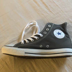 Converse - Helt oanvända converse i mörkgrön, kvar i låda. Köpta i USA, oanvända pga fel storlek för mig. Kan mötas eller frakta, frakt står köpare för.