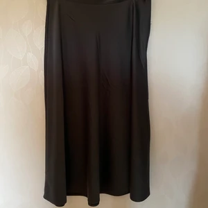 Långkjol  - Mörkgrå långkjol i stl 40! 