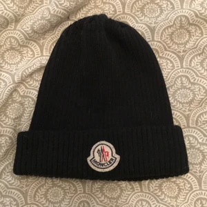 Moncler mössa one size - Moncler mössa one size säljs. Den är i bra skick och sitter bra. 