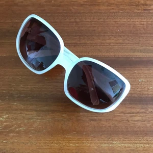 Supersnygga vita solglasögon.  - Snygga, vita fake Ralph Lauren solglasögon. Hyfsat bra skick, de har någon enstaka repa men det är inget man tänker på ⭐️ 