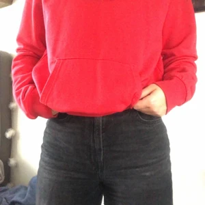 Röd hoodie - Röd hoodie men en stor luva