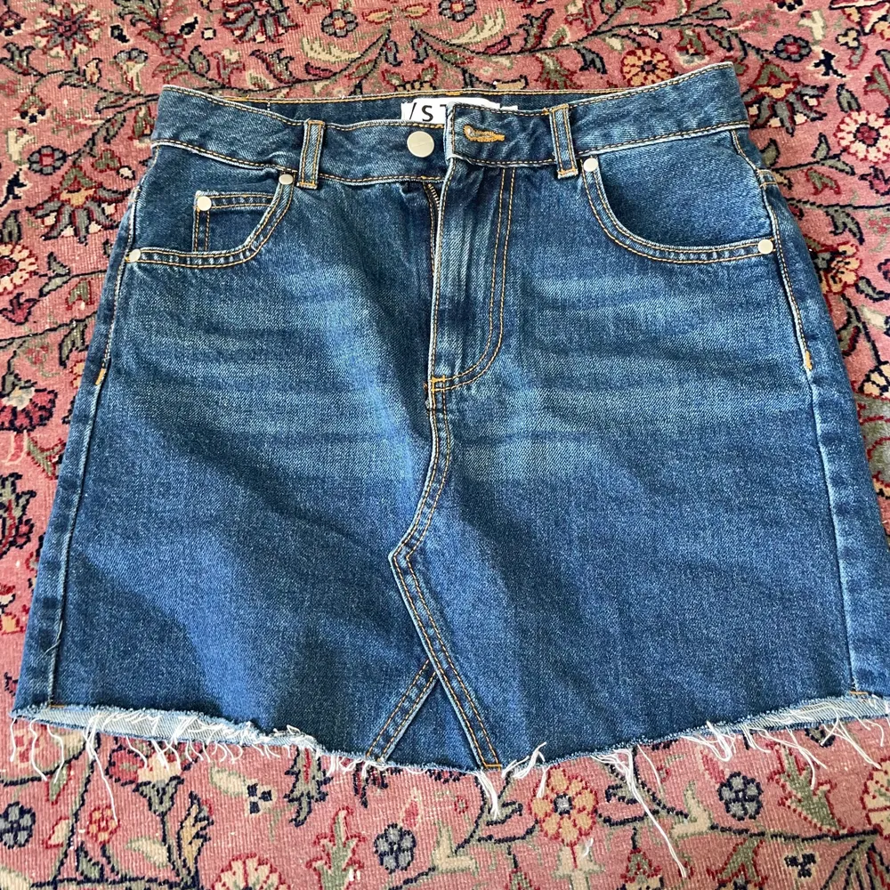 Jeans kjol, från Carlings, aldrig använd eftersom den är lite för kort för mig.. Kjolar.