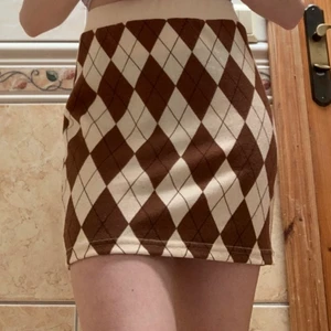 Kjol från SHEIN - Säljer denna kjolen för att jag tyckte att den inte såg så jättebra ut på mig. Kjolen köpte jag i ett sätt men säljer endast kjolen för 80 Kr