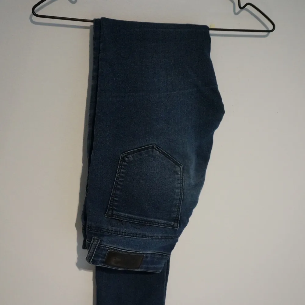 Ett par superstretchiga mid waist tighta jeans från Never Denim. Strl S. De är välanvända gamla favoriter men hela och rena! Säljer pga har inte använding för de längre. Originalpriset 499:-. Jeans & Byxor.