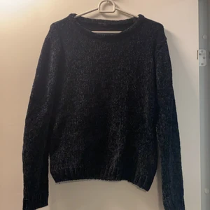 Stickad tröja  - Fin stickad tröja. Jätte mjuk och skön, inte alls som vanliga stickade tröjor. Säljes då den inte kommer till användning. Storlek 170 (S) 