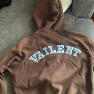 Brun zipup hoodie - Skitsnygg brun zipup med blå text där det står ”vailent” på baksidan, jättemysig och varm skön💕stl L men passar som M.  Budgivning är igång till 25 maj kl 22, högsta bud just nu 511kr🌺