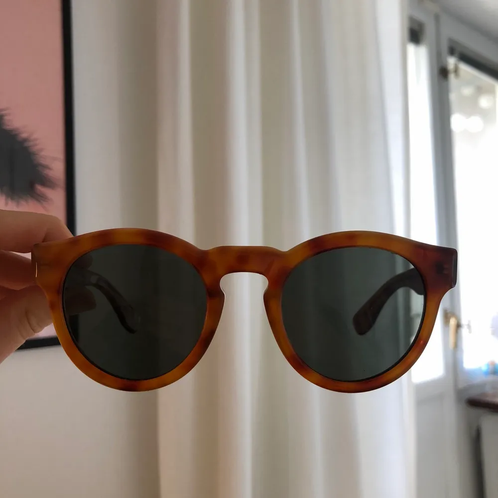 Ett par snygga bruna solglasögon ifrån zara. Är ganska stora och sitter snyggt! Säljer då jag inte får någon användning av dem, jätte fint skick💖. Accessoarer.