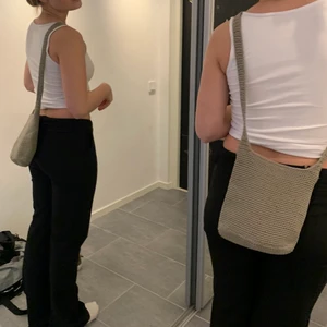 Axelväska! - Ej perfekt skick (se sista bilden), men funkar ändå! Fråga för fler bilder! Möts på söder annars står köparen för frakt på 45kr 🥰🥰