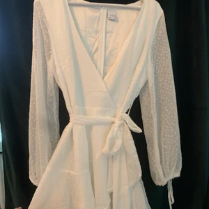 Vit klänning (Studentklänning) 🤎 - Klänning från Selfie Leslie i storlek L (passar mer som M). Ny och endast provad några gånger.                                       Nypris: 69.99 USD ≈ 583 kr (exklusive frakt och tull som gick på totalt 498kr 🤎🤍🤎 Säljer då jag hittat en ny klänning o kände mig lite obekväm i denna :)