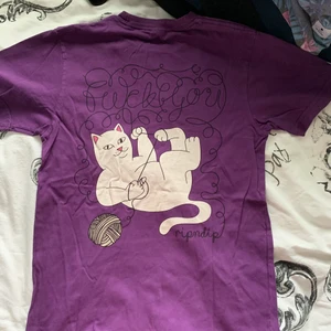 RipnDip - En lila tröja av RipnDip. Tröjan har använts ett par gånger men det är inget fel på den så den är i väldigt bra skick. Lapp är dock avklippt. Orginal pris var 600kr (ej fri frakt)