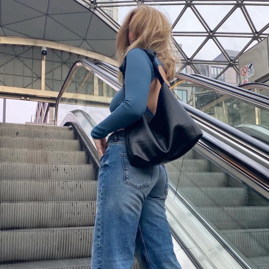 Blå tröja med öppen rygg