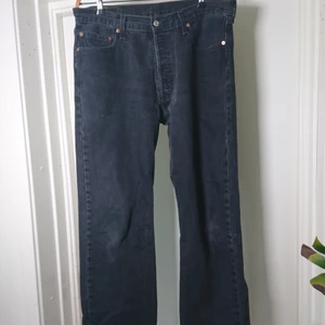 Levis 501 - Svarta Levis 501'or, lite lite slitet i grenen som syns på sista bilden, i övrigt toppfina🍀