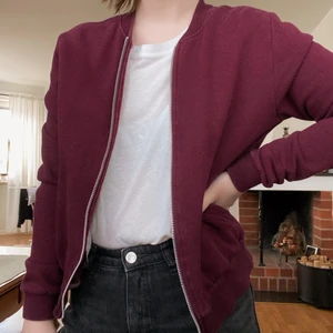 Röd varm jacka  - En jätteskön röd jacka från H&M. Frakt 62 kr 🌿 Finns i Västerås och Malung. 