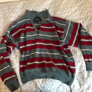 Peak performance stickad tröja - Fin randig tröja. Skön och väldigt fint skick. Jag är typ en S i tröjor och den sitter med en oversized passform på min mig.