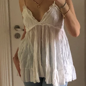 sött vitt linne - Behöver strykas annars jättefin! Köpt secondhand men aldrig använd av mig. Vet ej märke eller storlek men skulle gissa på S! Säljer även en likadan ljusrosa :)