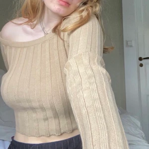 Stickad offshoulder tröja - Jättefin tröja från NAKD. Nyskick, endast använd få gånger. Buda i kommentarerna! Köpare står för frakt. 