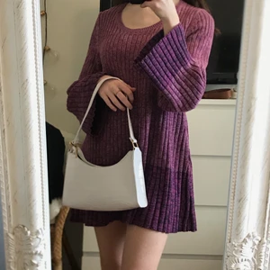 Klänning Strl XS - Jättefin klänning med utsvängda armar. Perfekt till sommaren! Aldrig använd. Den är dock lite kort så man kan säga att det är en mini klänning. Köpt utomlands