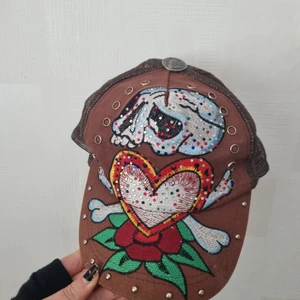 ED Handy keps - Keps i märket Ed Handy. Om den är äkta kan jag tyvärr inte svara på, därav ligger priset lågt:) Även sliten men det märks "bara" på nära håll. Pris kan diskuteras🦕 Betalning sker via swish! Jag möts gärna upp i Gbg annars ligger fraktavgiften på dig:)