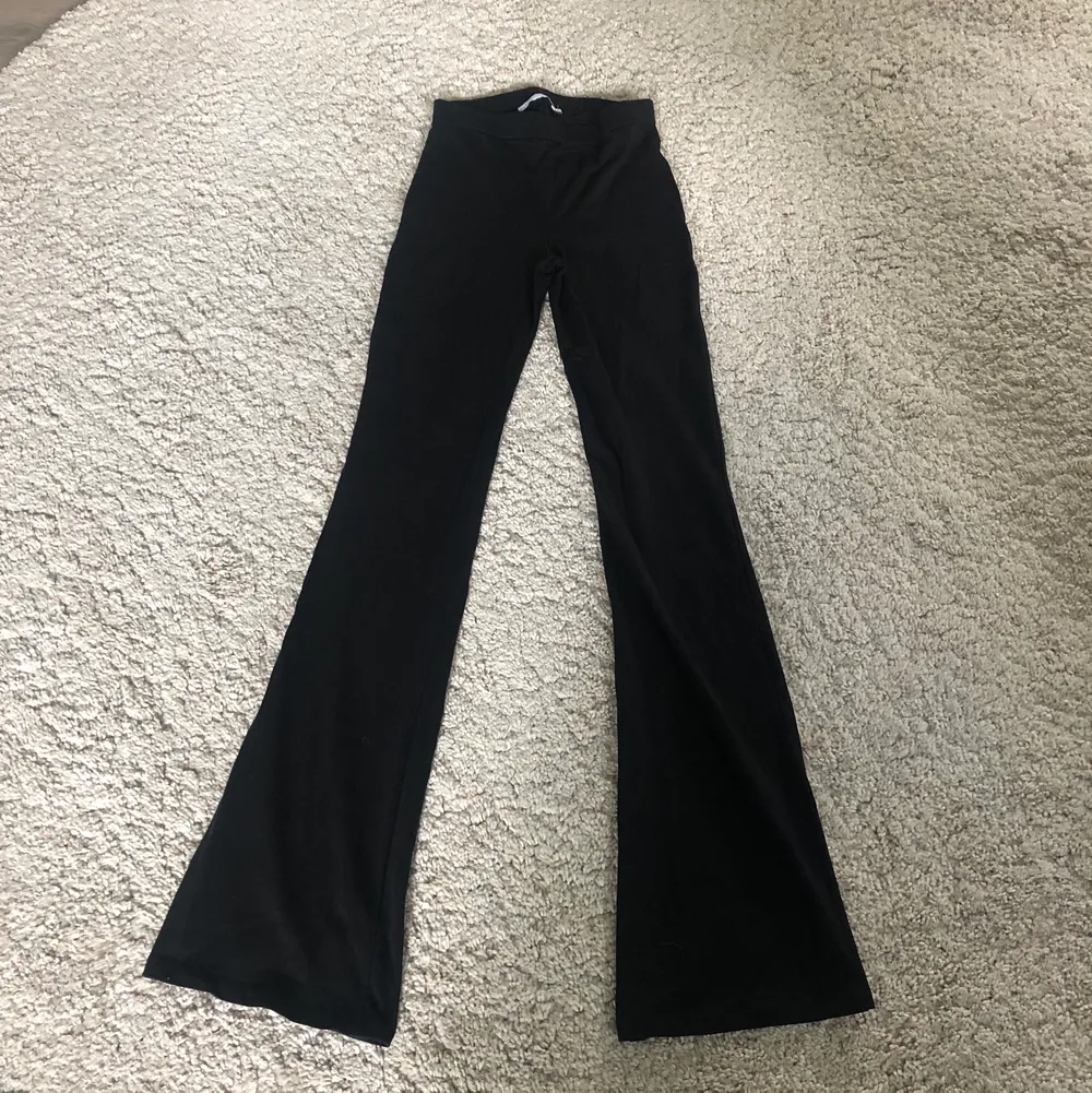 Svarta utsvängda byxor i skönt material. Köparen står för frakt . Jeans & Byxor.