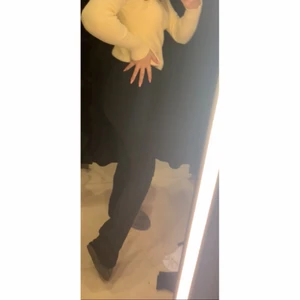 Tajta svarta bootcut jeans från Gina Tricot - Tajta svarta bootcut jeans från Gina Tricot i storlek S
