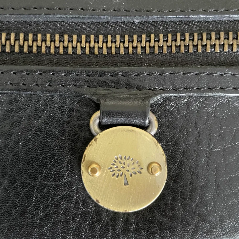Svart Mulberry plånbok i svart skinn (snygg kopia) säljes i Tyresö. Tyvärr har Mulberry märket blivit lite skavt, därför säljer jag den billigt.. Accessoarer.