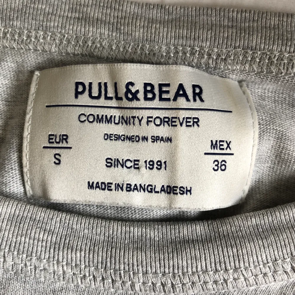 Grå pull&bear T-shirt i storlek small! Skicket är 7/10, använd utan några hål eller fläckar. . T-shirts.