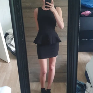 Klänning  - Svart klänning med halvt öppen rygg. Aldrig använd🖤