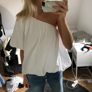 One shoulder topp Zara - Intressekoll på denna vita one shoulder topp från Zara, helt oanvänd med prislapp kvar!!🤍🤍🤍Köp direkt för 220+frakt💕