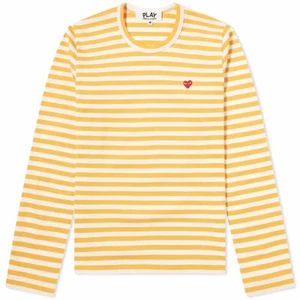 Comme des garçons play - Tröja från CDG PLAY köpt i butiken i Berlin. I fint skick. Storlek M. Kvitto och påse medföljer😇 Nypris 1800kr.