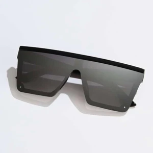 Solglasögon  - Svarta solglasögon, fint skick 