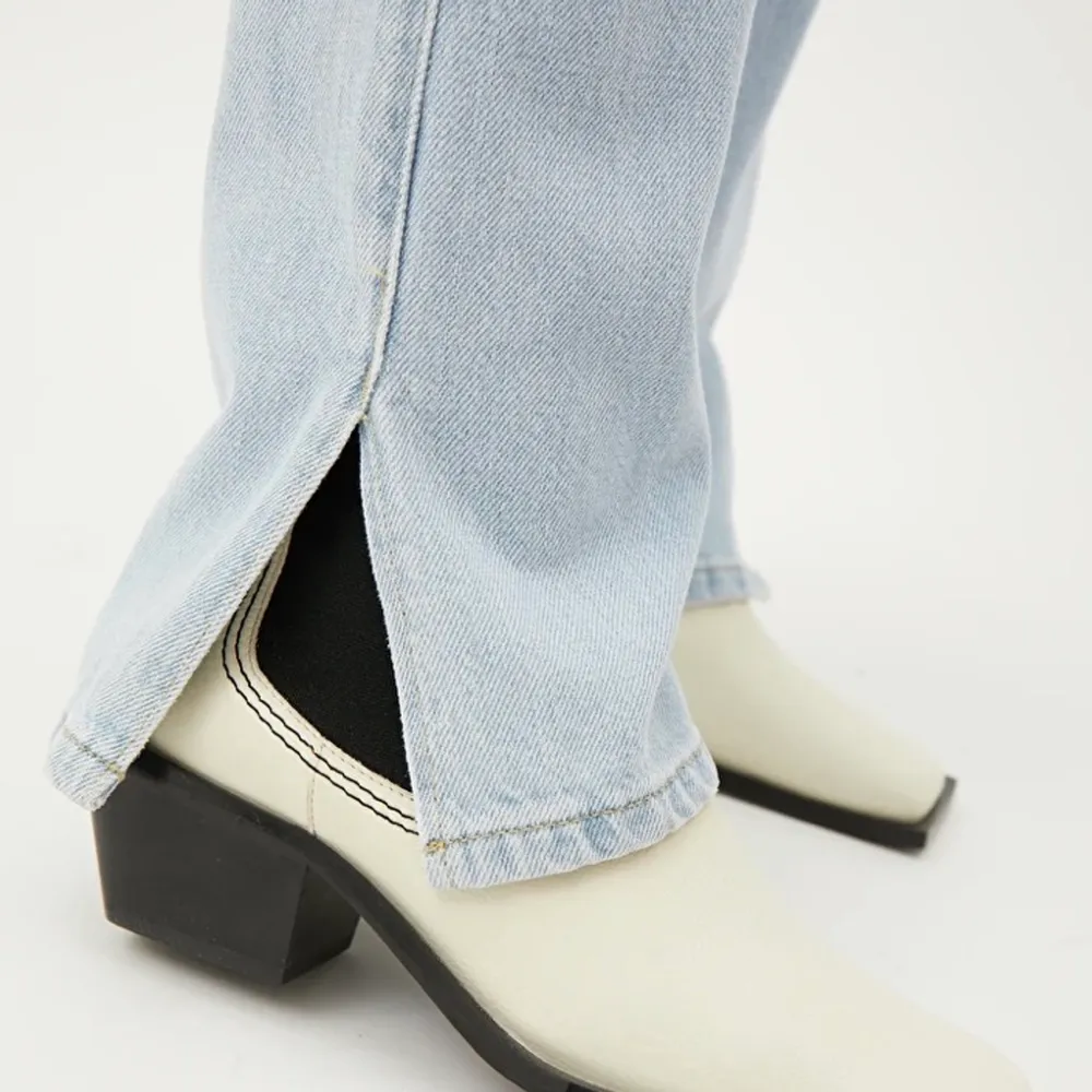 Jeans från weekday i modellen ”rowe” med slits! Använda fåtal gånger och säljer pga för långa🤍. Jeans & Byxor.