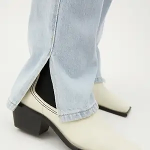Jeans från weekday i modellen ”rowe” med slits! Använda fåtal gånger och säljer pga för långa🤍