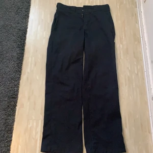 Baggy Dickies byxor storlek 28x30 - Baggy dickies byxor i storlek 28x30! Pris 199 men kan diskuteras. Köpta för 600kr på junkyard förra året. Inte jätteanvända så väldigt bra skick. 