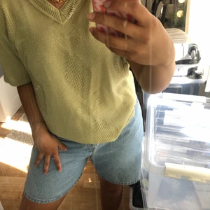 Stickad t-shirt💚 - Så fin stickad tshirt köpt secondhand☁️ står ingen Strl men skulle säga s-l🤩