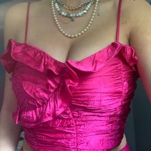 Zara somrig topp - Så fin rosa oanvänd topp från zara med lapparna kvar! Storlek S och har ljusterbara band och gömd dragkjedeja på sidan! Nypris var 299kr❤️