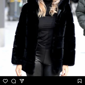 Päls jacka  - En svart pälsjacka som slutar ovanför rumpan. Dragkedjan fungerar inte så extremt sänkts pris. Strl S . Annars helt felfri. Priset kan sänkas  